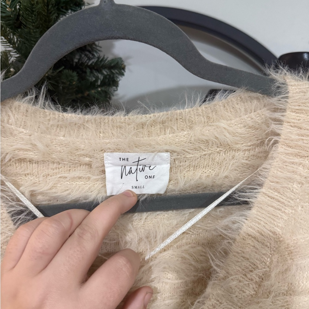 The native one Elegant Cream Fuzzy V-Neck cropped Sweater size small - Picture 4 of 7